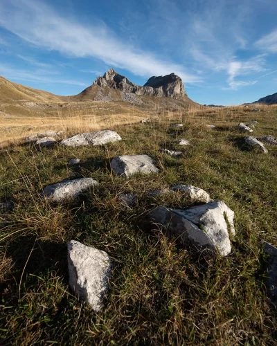 Der Standpunkt ist zu tief und verdeckt die Weite der Landschaft.